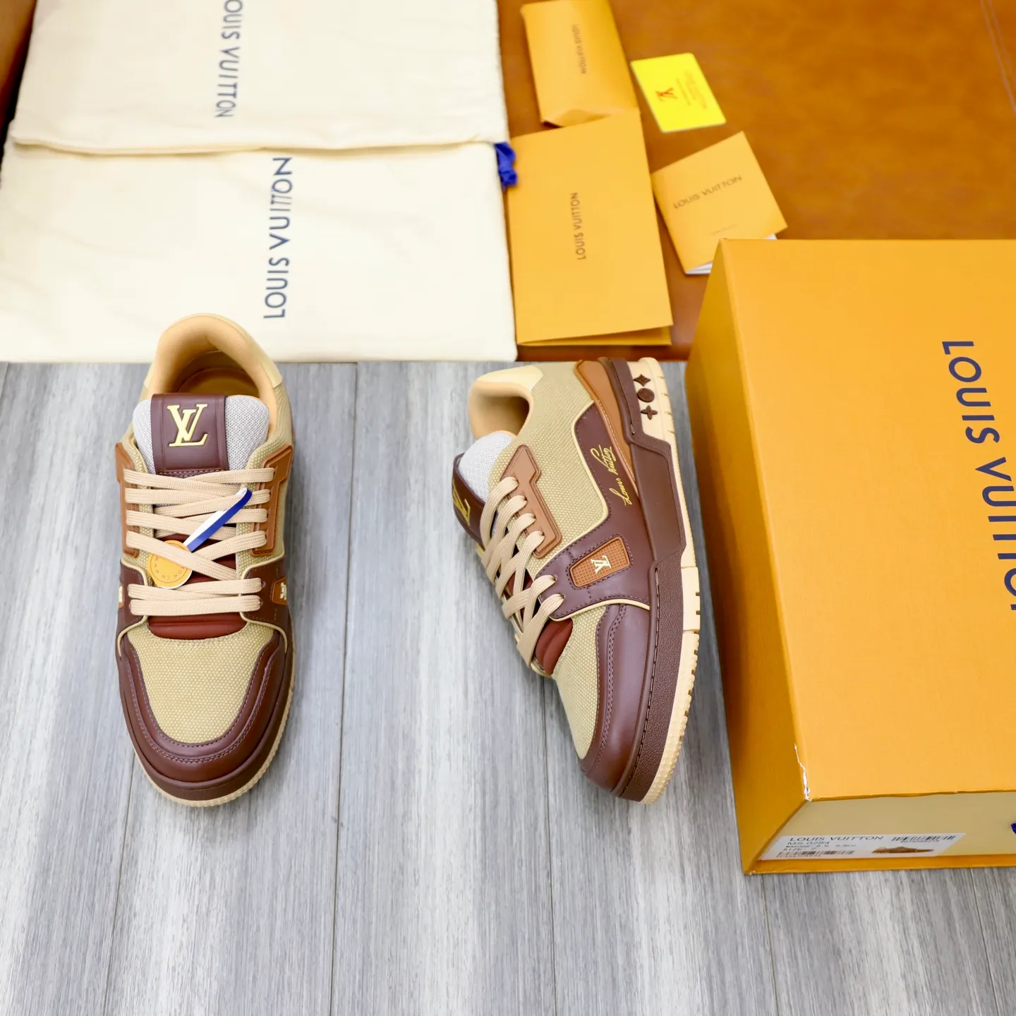 Ex-factory price: 780💰Original development, quality shipping, welcome to compare ❥❥❥❥❥❥LV sneaker series LV Trainer Maxi sneakers introduce the loose silhouette of the ready-to-wear series into the LV Trainer sneaker design written by Virgil Abloh, making an eye-catching appearance in the spring and summer men's wear shows. The cow leather upper is combined with rough fabric laces, and colorful beading highlights the brand's classic elements. LV letters mark the tongue and Monogram floral outsole. Mixed materials Made of first-layer cowhide, wrapped in imported custom-printed denim, thick shoelace design, large Monogram print on the side, "lv 54" badges on the tongue and heel, rubber outsole decorated with Monogram flowers, mesh lining and cotton feet, the comfort is as extreme as ever, premium heritage, quality first, worth owning! Size: 35-40 for women, 39-44 for men (custom-made sizes 38 and 45 are non-refundable)